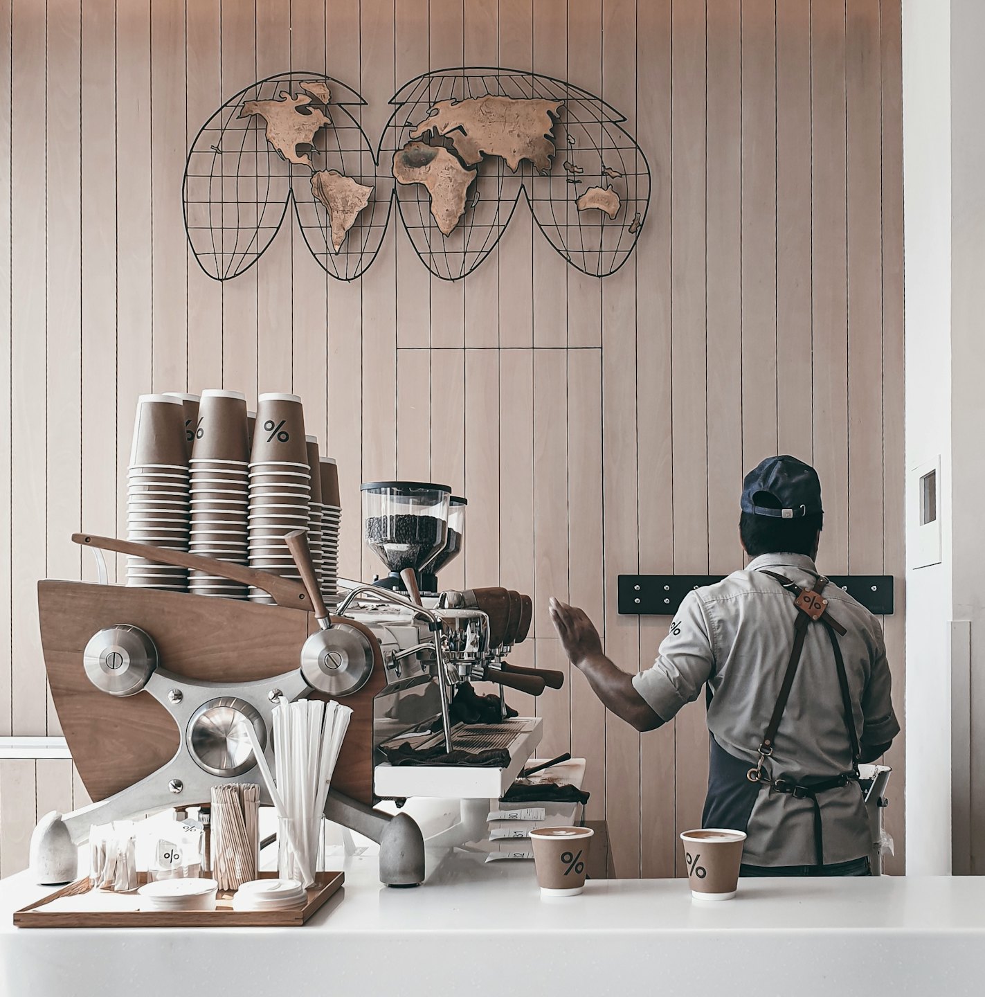 Barista bereitet Kaffee an einer Espressomaschine in einem Café zu.